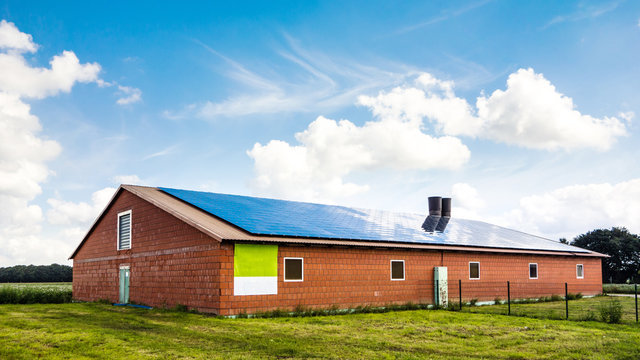 alternative Energien in der Landwirtschaft, Scheune mit Sonnenkollektoren, Deutschland 