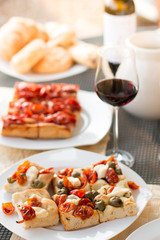 Pizzagenuss mit Wein am Abend, Italien, Urlaub