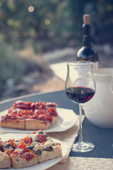 Pizzagenuss mit Wein am Abend, Italien, Urlaub