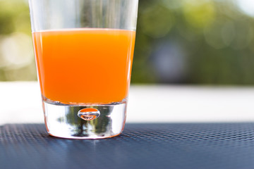 Multivitaminsaft, orange, draußen