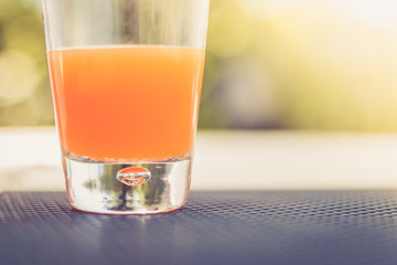 Multivitaminsaft, orange, draußen