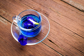 Obraz na płótnie Canvas Butterfly pea in cup on wood background