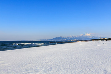Fototapeta na wymiar 雪の弓ヶ浜展望台 -大山・美保湾を一望できるのビューポイント-