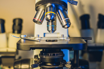Optical microscope with four different objective lenses