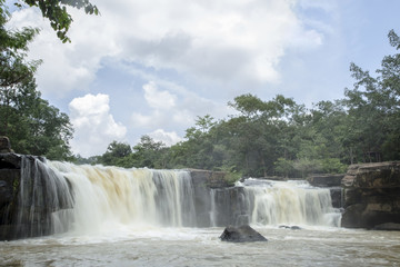 Obraz premium Waterfalls, sky and green trees.