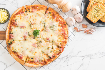 spinach and bacon pizza