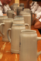Bierkrüge auf dem Oktoberfest