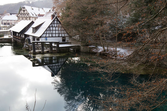 Blautopf in Blaubeuren mit Hammerm&uuml;hle im Winter