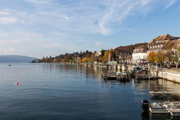 Fototapeta na wymiar Uferpromenade Bodensee im Herbst