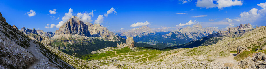 Fototapeta na wymiar Great panorama view of the top Tofana di Rozes and Cinque Torri range in Dolomites, South Tyrol. Location Cortina d'Ampezzo, Italy, Europe. Dramatical cloudy scene. Beauty of mountains world.