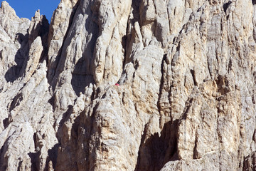 Rifugio Bafile incastonato tra le rocce del Corno Grande - Gran Sasso D'Italia
