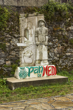 Escultura de panadero en Neda