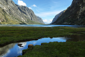 Fototapeta na wymiar Shore of Llanganuco Orconcocha lake