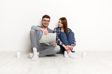 Obraz premium Couple ordering purchase on digital tablet