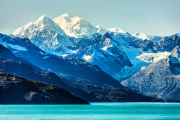 Alaska Mountains Landschaft in Glacier Bay Alaska, Vereinigte Staaten, USA. Reiseziel für Kreuzfahrtschiffe.