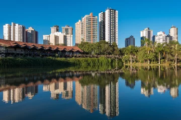 Papier Peint photo autocollant construction de la ville Immeubles d& 39 appartements reflétés dans l& 39 eau du parc public de la ville de Curitiba, Brésil