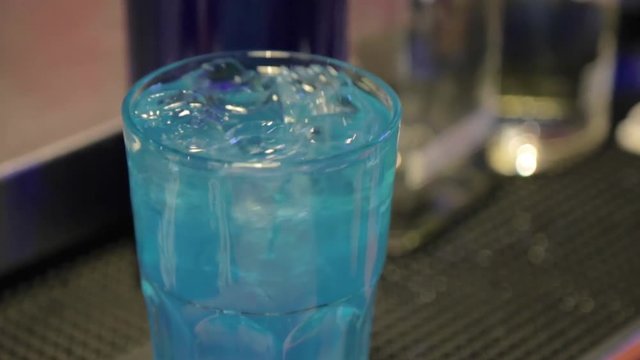 Preparazione cocktail 