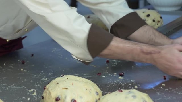 pasticcere prepara impasto per panettone