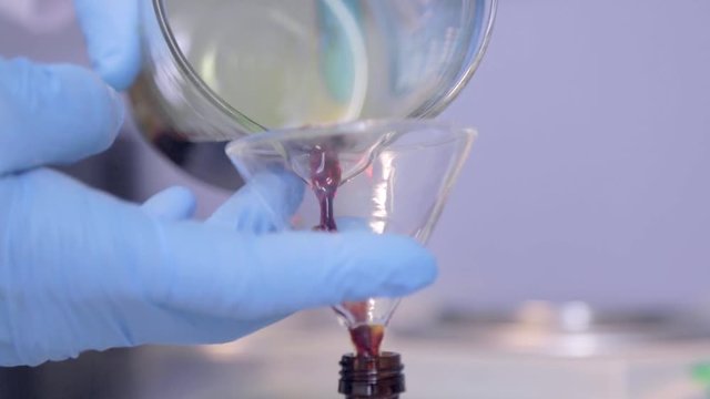 riempimento di un contenitore in laboratorio farmaceutico