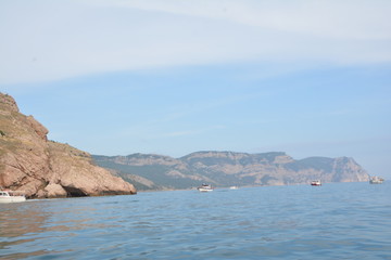 Naklejka premium горы море цветы фрукты кот небо люди