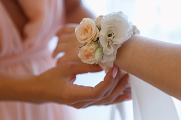 Bracelet bridesmaids with flowers on their wrists
