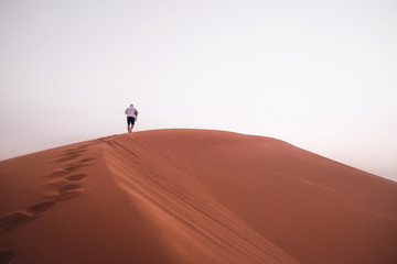Fototapeta na wymiar explorando en desierto en Sáhara