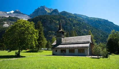 Fototapeta na wymiar Kirche von Kandersteg in der Schweiz