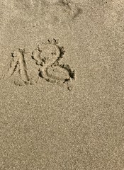 Zahl 18 im Sand - 2018