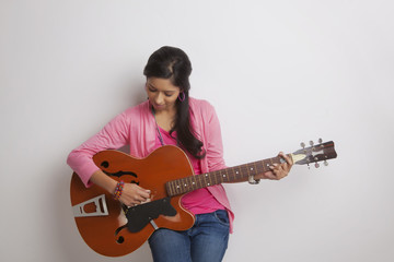 Obraz premium Girl playing on guitar
