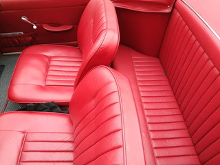 Interieur mit rotem Kunstleder eines deutschen Roadster der Fünfzigerjahre und Sechzigerjahre beim...