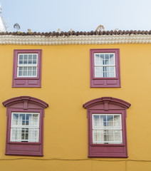 Fenster in einer Fassade 