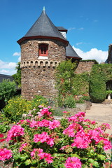 Fototapeta na wymiar Turm der Burg Thurant an der Mosel