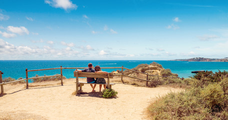 Fototapeta na wymiar couple sur un banc face à l'océan