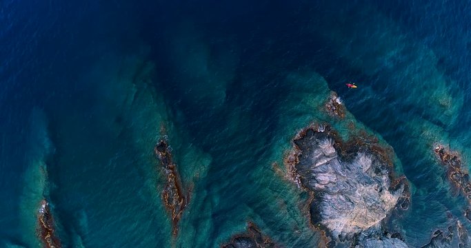 c&ocirc;te en espagne avec cano&euml; rouge