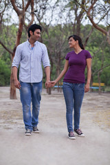 Obraz premium Young couple walking in the park 