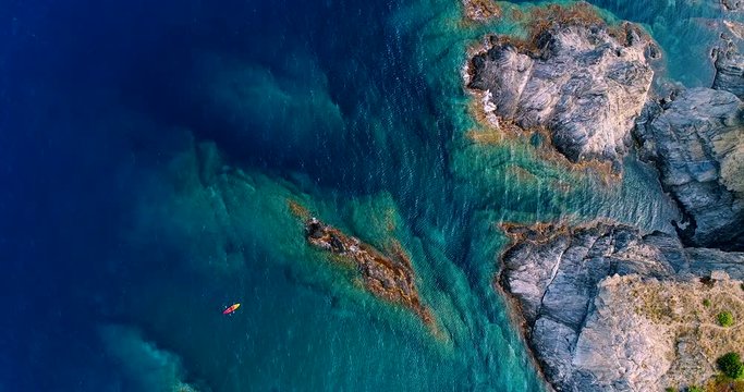 c&ocirc;te en espagne avec cano&euml; rouge