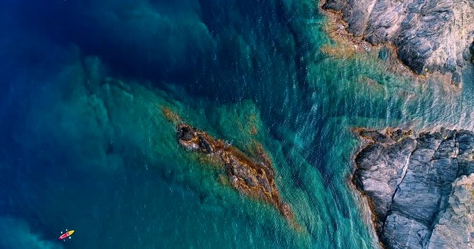 c&ocirc;te en espagne avec cano&euml; rouge