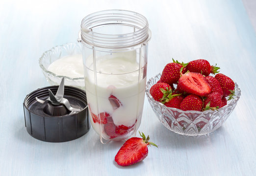 Strawberry's health beaten preparation in mixer