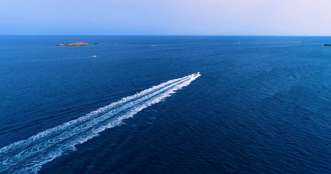 sillage de bateaux en mer, espagne 