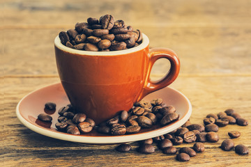  Tasse mit Kaffeebohnen gefüllt