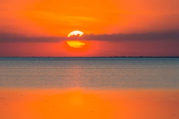 Fototapete Meer / Sonnenuntergang Unglaublich schöner Sonnenuntergang mit Wolken über der Meeresmündung.