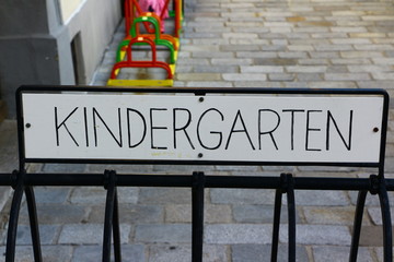Fahrradständer an einem Kindergarten
