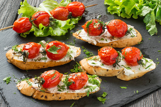 Crostini with cottage cheese and grilled tomatoes