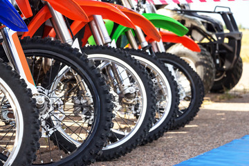 Obraz premium Stojak na rower motocrossowy w rzędzie. Opony i koła motocrossowe