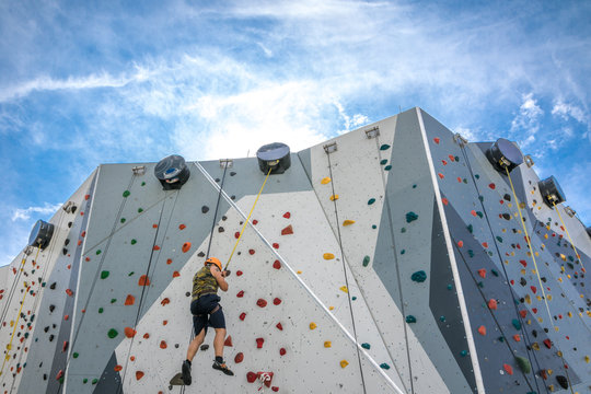 Mann seilt sich ab auf Kletterwand - Bergsteigen &uuml;ben