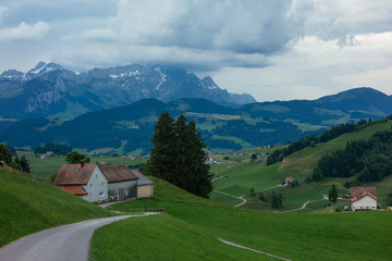Fototapeta premium Wandern in Gais im Kanton Appenzell Ausserrhoden in der Schweiz an einem Sommertag