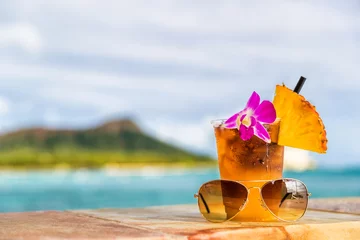 Outdoor-Kissen Hawaii Mai Tai Cocktailgetränk auf Waikiki Beach Bar mit Blume, Ananas und Sonnenbrille. Blick auf das Meer und den Diamond Head Mountain in Honolulu, Hawaii. Sommerurlaub. © Maridav