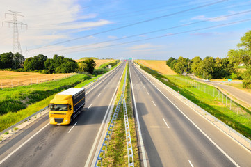 Autostrada i samochody podczas ruchu
