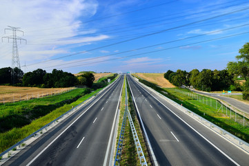 Autostrada i samochody podczas ruchu
