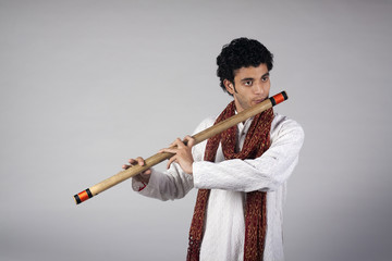 Man playing the flute  © IndiaPix